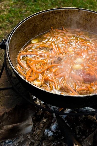 Matlagning pilaff i brand — Stockfoto