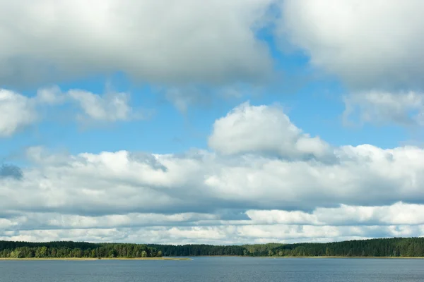 Облака над озером — стоковое фото