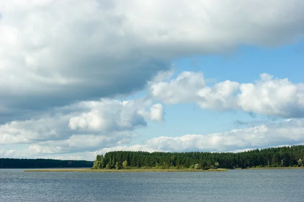 Nuages sur le lac — Photo