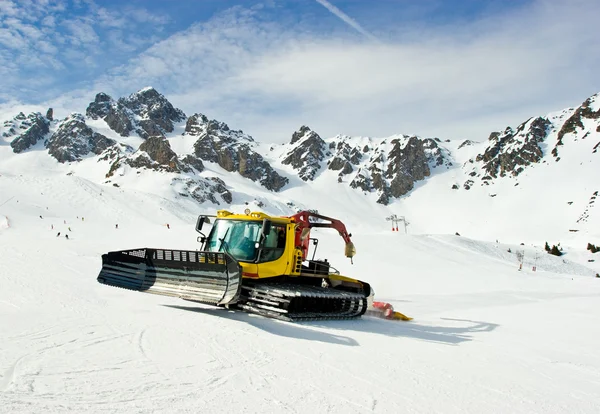 Gato de neve em movimento — Fotografia de Stock