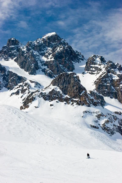 Skifahrer auf der Piste — Stockfoto