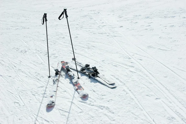 Skis et bâtons — Photo