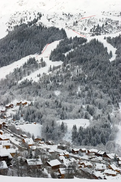 En vy av skidorten — Stockfoto