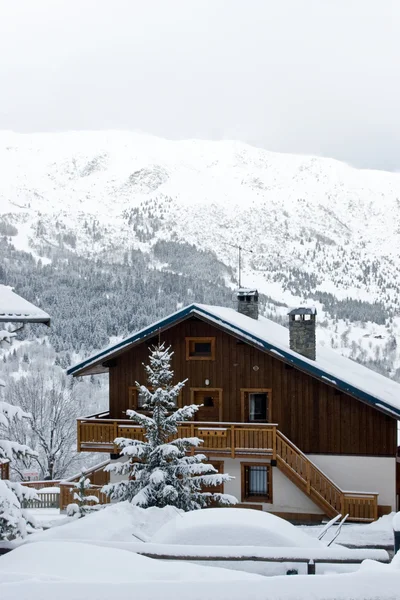 雪の嵐の後のスキー リゾート — ストック写真