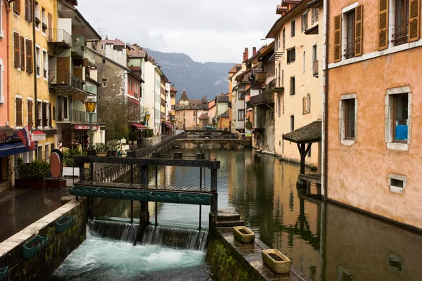 Kanal bei Annecy Town — Stockfoto
