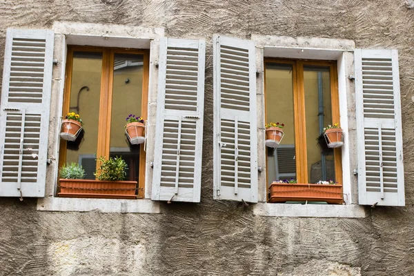 Janelas fechadas — Fotografia de Stock