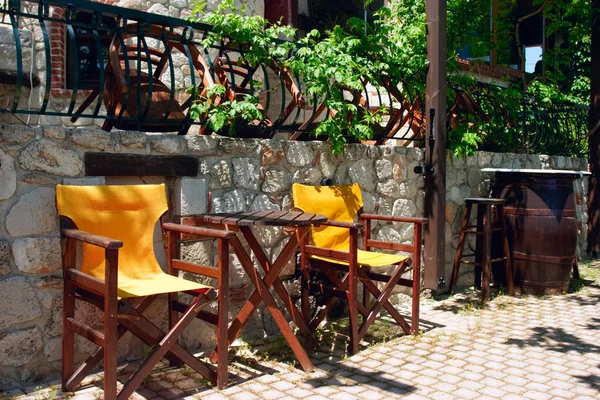 Желтые стулья — стоковое фото