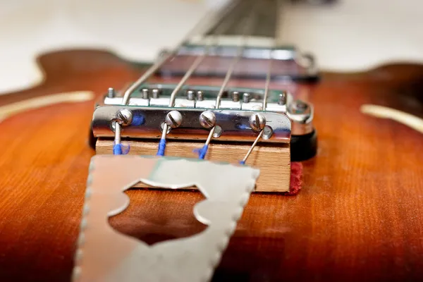 Velho detalhe guitarra baixo — Fotografia de Stock