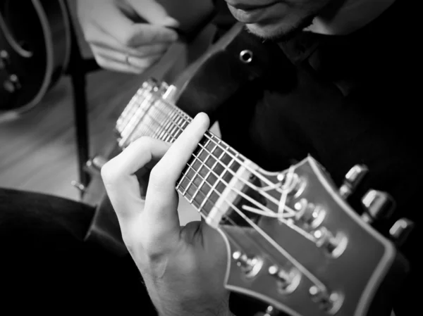 Tocar guitarra — Fotografia de Stock