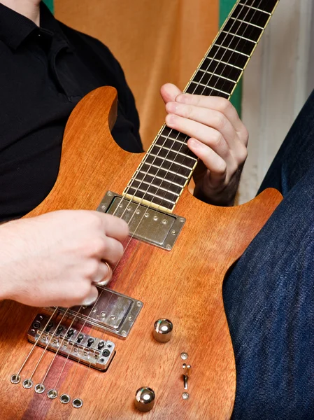 Tocando guitarra —  Fotos de Stock