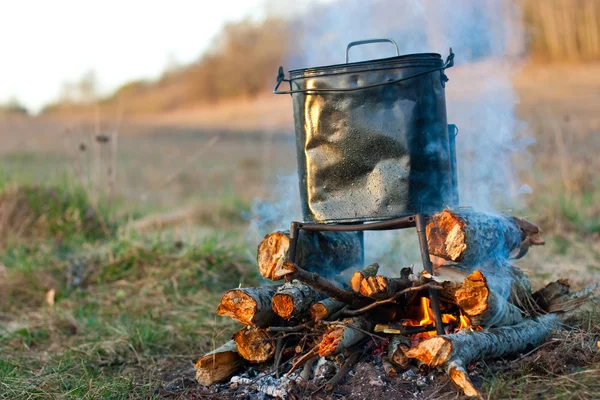 Vattenkokare över lägerelden — Stockfoto