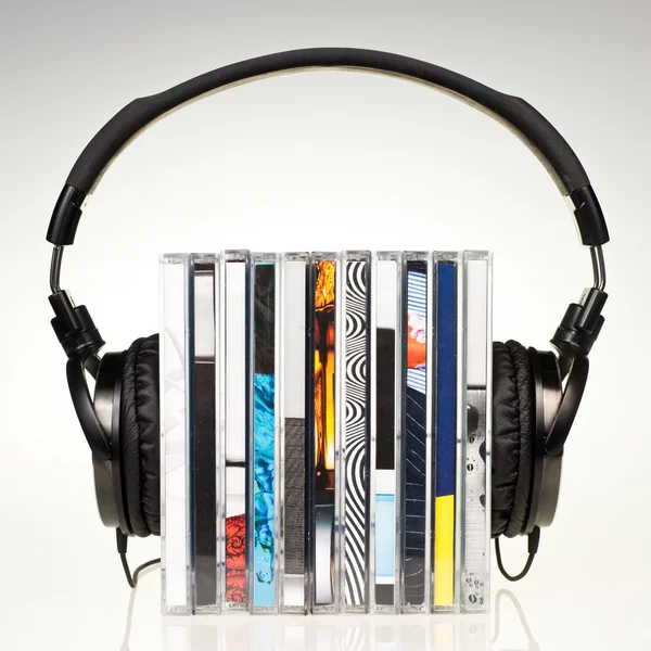 Koptelefoon op stapel van cd 's — Stockfoto