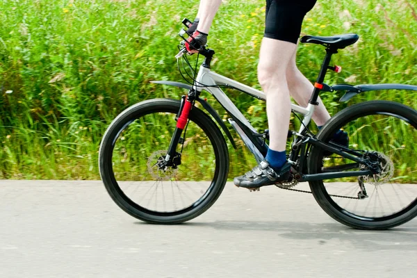 Ciclista en movimiento — Foto de Stock