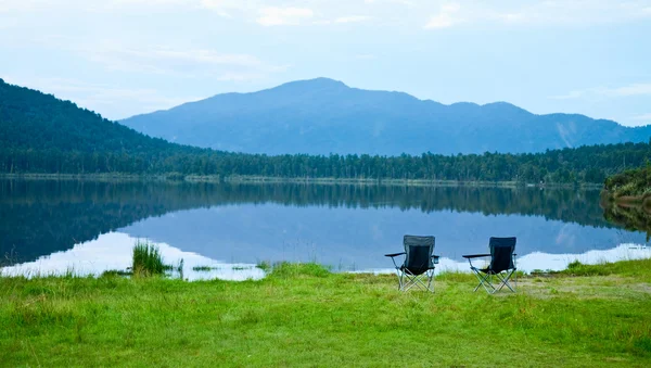 Lake tarafından Sandalyeler — Stok fotoğraf