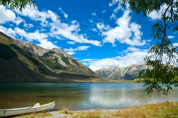 Canoa por lago — Fotografia de Stock