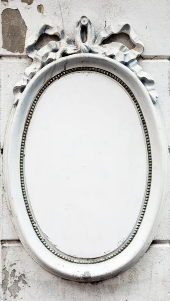 bir duvara boş oval çerçeve
