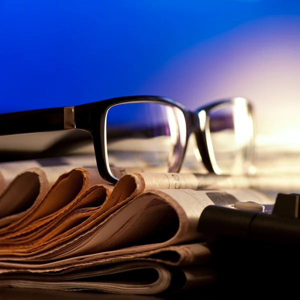 Óculos em jornais — Fotografia de Stock
