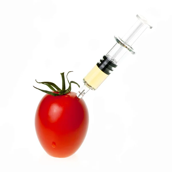 Tomate avec seringue — Photo