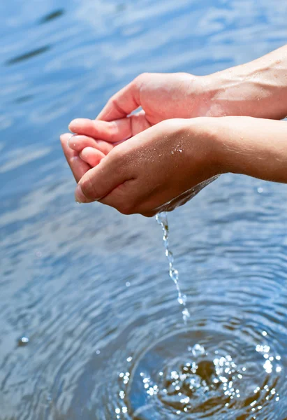 Agua en las manos — Foto de Stock