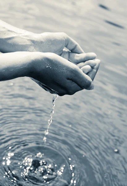 Вода в руках — стоковое фото