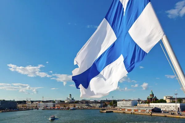 Finlandiya bayrağını sallıyor