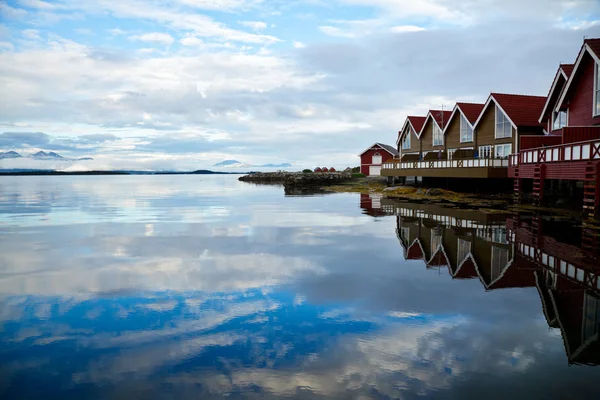 Cabanas de acampamento em um fiorde — Fotografia de Stock