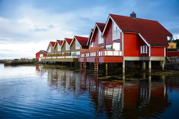 Camping hutten op een fjord — Stockfoto