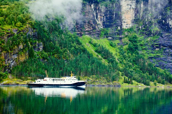 Ferryboat em fiorde — Fotografia de Stock