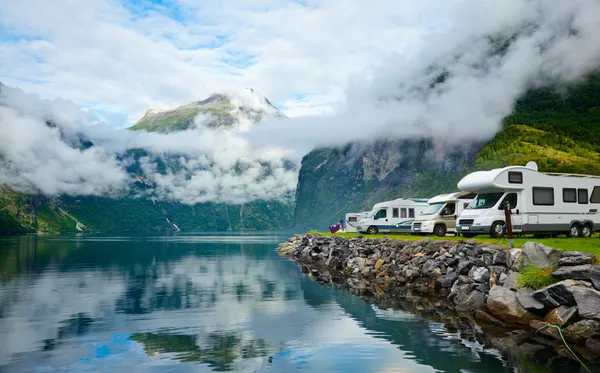 Motorhomes no campismo norueguês — Fotografia de Stock