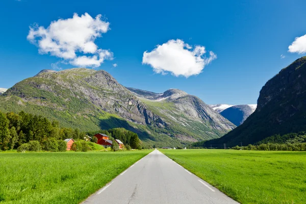 Leere Straße in Norwegen — Stockfoto