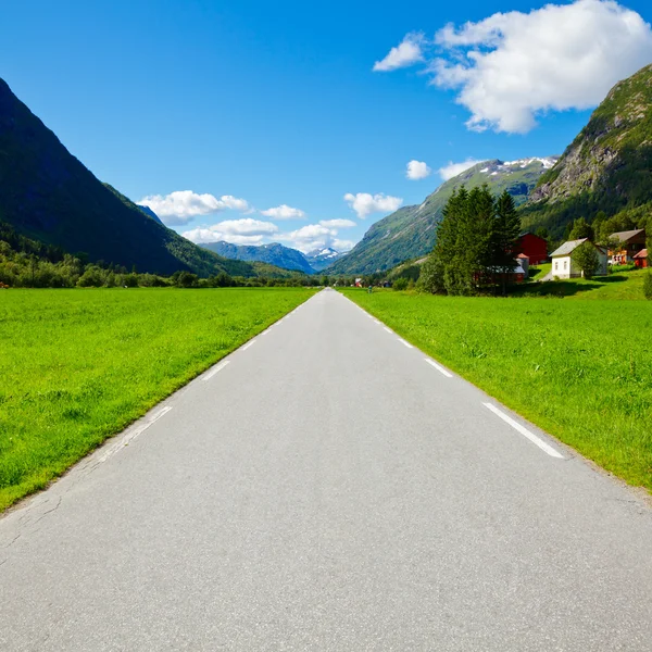 Straight and empty mountain road — Stock Photo, Image