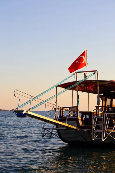 Kryssningsfartyg på solnedgången i Turkiet — Stockfoto