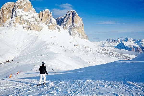 Skiër naar beneden de helling — Stockfoto