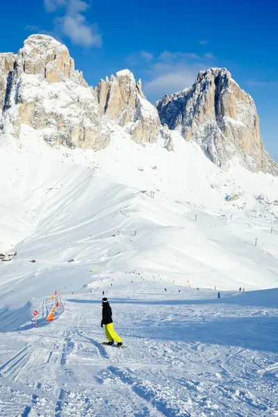 Skiër naar beneden de helling — Stockfoto