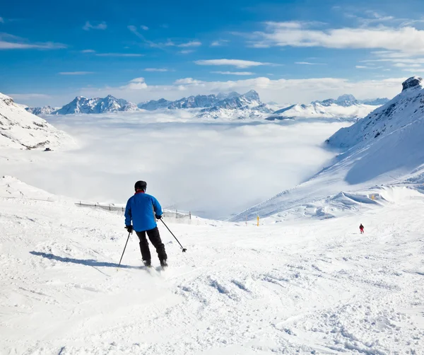 Skidåkare en pisten — Stockfoto