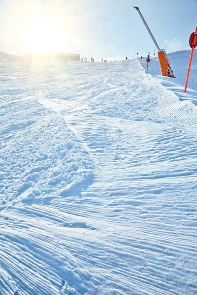 阳光明媚的滑雪道 — 图库照片