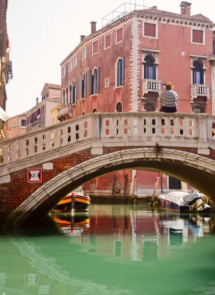 Venetian Gondolier waiting for a passengers — Stock Photo, Image