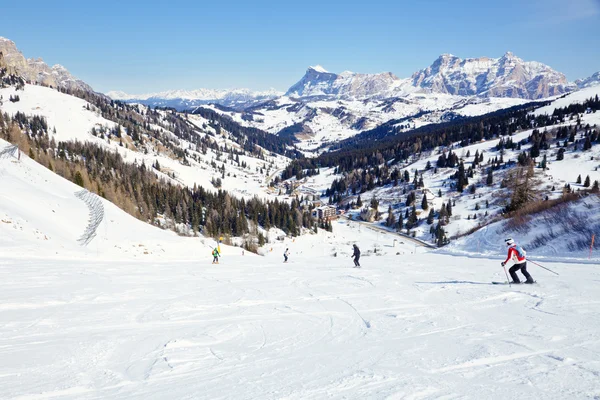 Skifahrer auf der Piste — Stockfoto