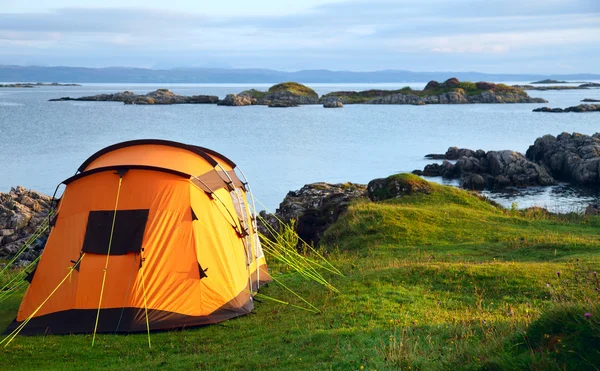 Camping tente située sur la rive de l'océan — Photo