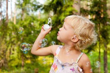 Baloncuklu küçük kız