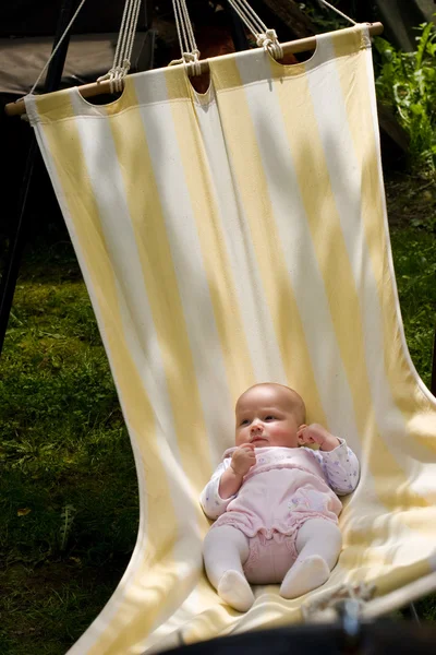 Dítě v houpací síti — Stock fotografie
