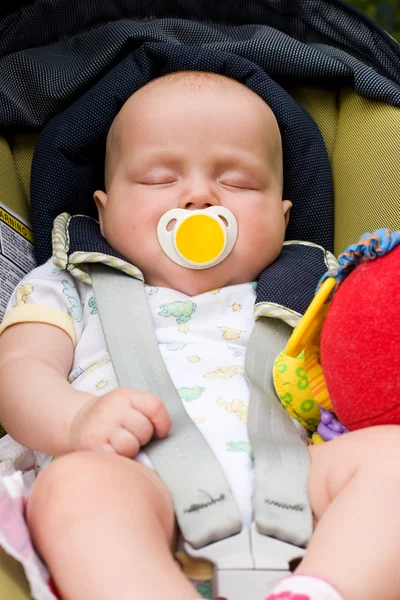 Slapen in een autostoel baby — Stockfoto
