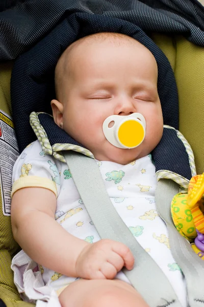 Dítě spí v autosedačce — Stock fotografie