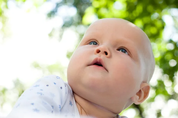 Baby in a summer garden — Stock Photo, Image