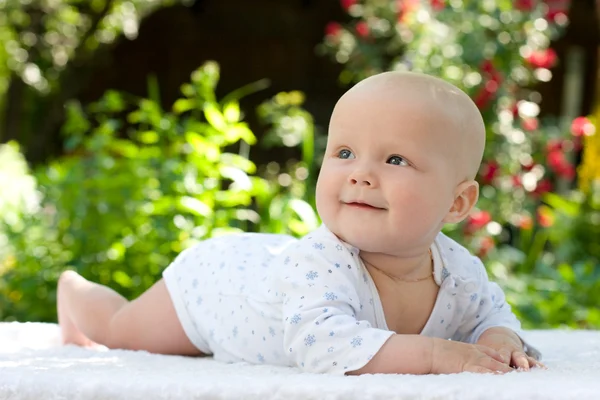 Le bébé dans un jardin d'été — Photo