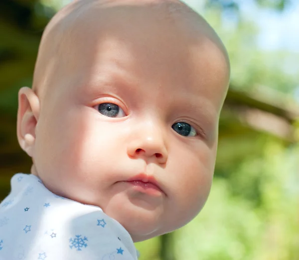 Spädbarn i en sommarträdgård — Stockfoto