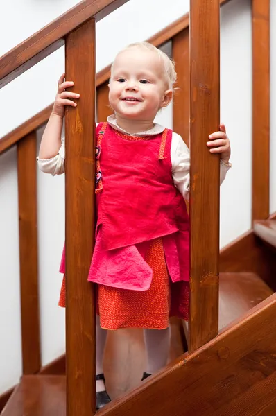 Merdiven üzerinde yürümeye başlayan çocuk — Stok fotoğraf