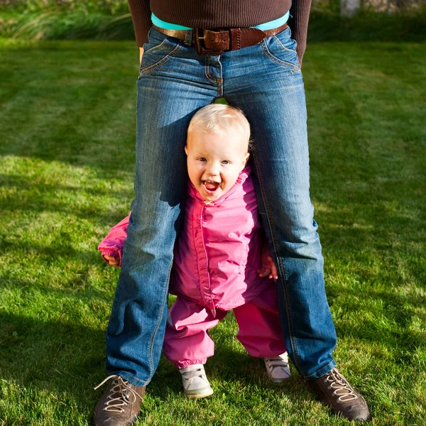 Enfant avec sa mère à l'extérieur — Photo