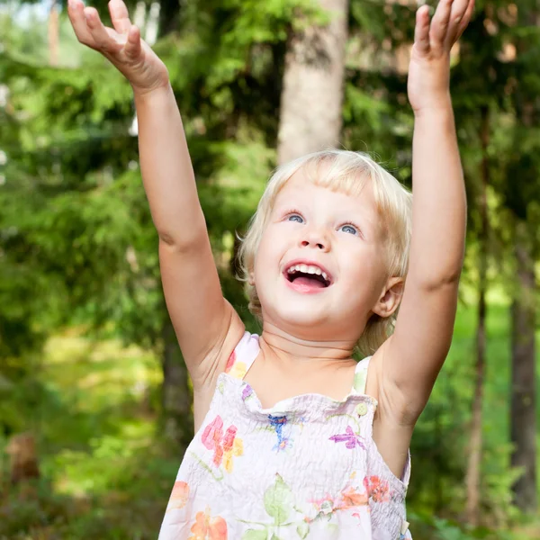 Счастливая маленькая девочка на улице — стоковое фото