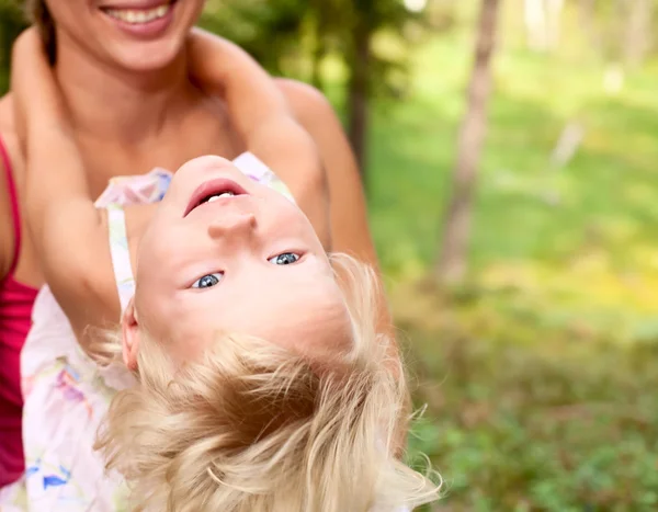 Mamma med dotter utomhus — Stockfoto